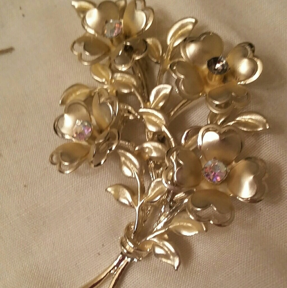 Gold brooch